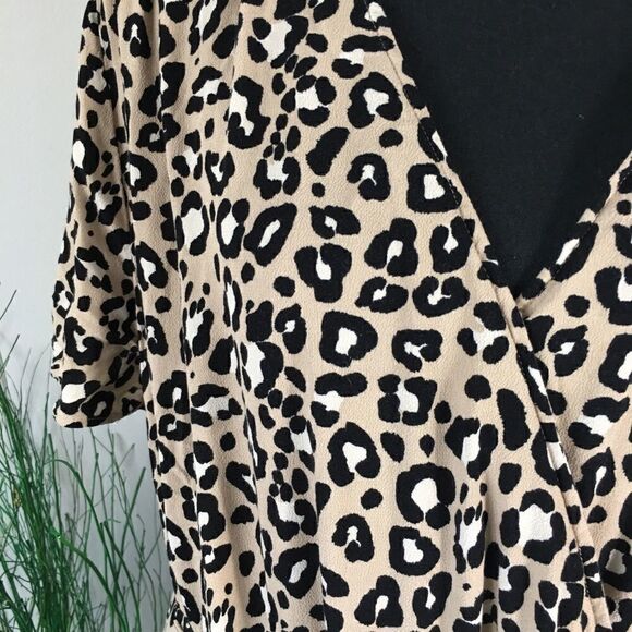 #138 Plus Size Ava + Viv Leopard Crossover Top - Picture 3 of 6